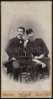 cca 1900 Katona és civil úr portréja, kabinetfotó Szigeti budapesti műterméből, kissé viseltes, apró lyukakkal, 20,5x11 cm