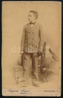 1894 Elegáns fiatal fiú portréja (Török László 14 éves korában), vizitkártya Klapok Alajos aradi műterméből, a hátoldalon feliratozva, egyik széle vágott, 10,5x6,5 cm