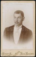 cca 1900 Fiatalember portréja, vizitkártya Singer Sándor nagykanizsai műterméből, díszes verzóval, 10,5x6,5 cm (Ritka!)