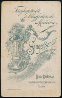cca 1900 Fiatalember portréja, vizitkártya Singer Sándor nagykanizsai műterméből, díszes verzóval, 1...