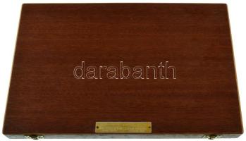 9db-os középkori pecsétek alapján készült mázas kerámia plakett tétel, díszdobozban. T:UNC
9pcs cer...