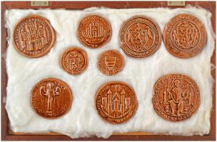 9db-os középkori pecsétek alapján készült mázas kerámia plakett tétel, díszdobozban. T:UNC
9pcs cer...