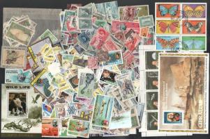 Kb. 1.000 db tengerentúli bélyeg jó motívumokkal (állat, űrkutatás), blokkokkal is, ömlesztve borítékban
