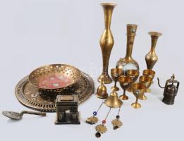 Réz tételek: pohárkák, tálak, vázák, stb