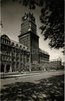 Budapest VIII. Szakszervezeti Társadalombiztosítási Központ épülete (Országos Társadalombiztosító Intézet, OTI székháza), még a toronnyal. Fiumei út. Seidner Zoltán felvétele. Képzőművészeti Alap Kiadóvállalat