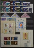 Magyar tétel sorokkal, blokkokkal, kisívekkel, másodpéldányokkal, 32 fekete lapos, A/4-es, javított ...