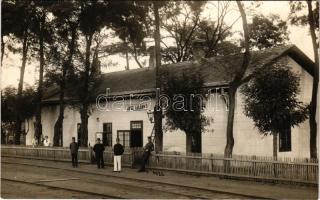 Jászladány, vasútállomás vasutasokkal. Bognár József fényképész. photo