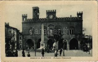 Fidenza (Borgo San Donnino), Palazzo Comunale / town hall, Garibaldi obelisk, street view, pedestrian. Carlo Gelmini (EK)