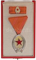 1965. "A Munka Érdemrend ezüst fokozata" ezüstözött, zománcozott bronz kitüntetés mellszalagon, miniatűrrel szalagsávon, eredeti tokban, adományozói okirattal és kitüntetések viselési sorrendjével T:UNC NMK 600