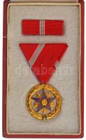 1954. "Szocialista Munkáért Érdemérem" zománcozott, aranyozott bronz kitüntetés mellszalagon, szalagsávval, eredeti Rákosi-címeres adományozói tokban T:AU NMK 603