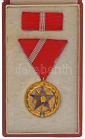 1954. "Szocialista Munkáért Érdemérem" zománcozott, aranyozott bronz kitüntetés mellszalagon, szalagsávval, eredeti Rákosi-címeres adományozói tokban, a tokban egy fehér bakelit galamb jelvény T:AU NMK 603