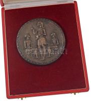Madarassy Walter (1909-1994) 1960 k. "Budapest XV. kerületi ifjúságának neveléséért" egyoldalas, öntött bronz emlékérem eredeti tokban, hátoldalán gravírozással (92mm) T:AU