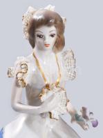 Barokk hölgy porcelán figura, fodron sérüléssel, m: 18,5 cm