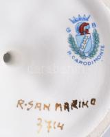 R. Capodimonte fedeles edény. Tűzhibával, szájánál repedésvonallal, m: 20,5 cm