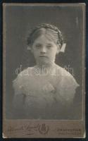 1909 Kislány portréja, vizitkártya Kováts Árpád érsekújvári (Nové Zámky) műterméből (,,Kováts Árpád modern fényképészeti és festészeti műterme Érsekujvárott"), 10,5x6,5 cm (Ritka!)