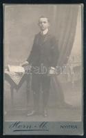 cca 1910 Fiatal férfi egészalakos portréja (Singer Miksa tanár), vizitkártya Horn Mór nyitrai (Nitra, Neutra) műterméből, a hátoldalon feliratozva, 10,5x6,5 cm