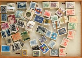 230 főleg régi jugoszláv + kevés horvát bündli tálcákon