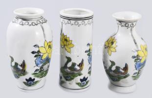 3 darabos kínai kisváza szett, cca 20. sz középső harmada, jelzett, kézzel festett, hibátlan, m: 10 cm