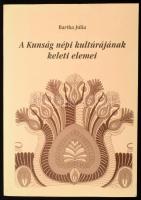 Bartha Júlia: A Kunság népi kultúrájának keleti elemei. Debrecen, 2002 Kiadói papírkötés. A hátsó borító és több lap sarka gyűrött
