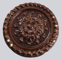 cca 1895-1910 Faragó Lajos Czegléd kályhacsempe és tisztítózáró, sérüléssel, d: 12 cm, 24x22 cm