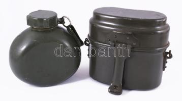 Katonai csajka és kulacs.