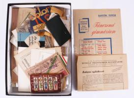 Egy doboznyi papírrégiség, benne számos képeslap, fotó, reklám, stb.