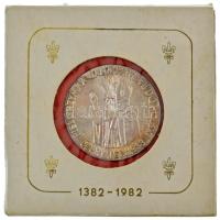 Lengyelország 1983. "Pielgrzymka Jana Pawła II do Polski - Czerwiec 1983 / 600 lat obeności NMP na Jasnej Górze - 1382-1982 (II. János Pál pápa zarándoklata Lengyelországba - 1983. június / 600 éve került a Boldogságos Szűz Mária (a częstochowai Fekete Madonna) Jasna Górába - 1382-1982)" ezüstözött bronz emlékérem eredeti karton dísztokban (41mm) T:AU patina Poland 1983. "Pielgrzymka Jana Pawła II do Polski - Czerwiec 1983 / 600 lat obeności NMP na Jasnej Górze - 1382-1982 (Pope John Paul II's pilgrimage to Poland - June 1983 / 600 years since the Blessed Virgin Mary (the Black Madonna of Częstochowa) was taken to Jasna Góra - 1382-1982)" double-sided silver plated bronze commemorative medal in original cardboard case (41mm) C:AU patina