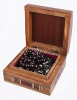 Intarziás díszdoboz, benne bizsukkal.