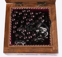 Intarziás díszdoboz, benne bizsukkal