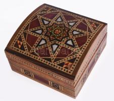 Intarziás díszdoboz, benne bizsukkal