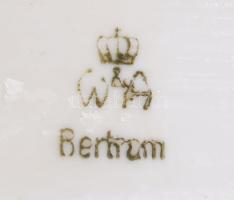 Wagner &amp; Apel Bertram fiút fenéken csípő liba. Jelzett, kézzel festett, hibátlan, m: 11 cm