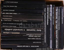 Mérleg sorozat 25 kötete: Az állati jogok szerződése; Hermész, a lélekvezető; A lehetséges és a tényleges valóság; Egy angol ópiumevő vallomásai; A regény művészete; Eva Perón visszatér; A boldogságról; Frankfurti előadások; Válogatás barátaimmal folytatott levelezésemből; Ödüsszeusz világa; Munkanapló; A panda hüvelykujja; Bölcsek balgák bolondok; Német emberek; Az állati jogok szerződése; Esszék; A fájdalom korlátai; Salvador; A természet logikája; A kompozíció poétikája; Festett malaszt; Spinoza; Proust; A betegség mint metafora; Akik odavesztek és akik megmenekültek. Bp., Európa. Kiadói papírkötések, közte volt könyvtári könyv is.