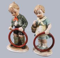 Wagner &amp; Apel Bertram karikázó fiú és lány pár. Jelzett, kézzel festett, a lány karikája ragasztott, m: 13,5 cm