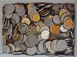 Vegyes, magyar és külföldi érmetétel mintegy ~1kg súlyban T:vegyes Mixed, Hungarian and foreign coin lot (~1kg) C:mixed