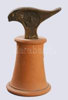 Royal bőrház bronz madár formájű dísz. Lengyel jelzéssel. Kerámia talapzaton. 16 cm