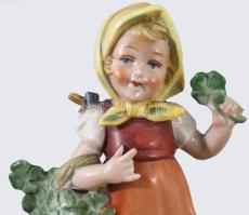 Wagner &amp; Apel Bertram négylevelű lóherét gyűjtögető kislány. Jelzett, kézzel festett, sérülé...