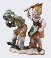 Wagner &amp; Apel Bertram fiút elnáspángoló lány. Jelzett, kézzel festett, kis pattanással, m: 12,5 cm