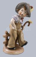 Wagner &amp; Apel Bertram nagyobb méretű kerítésen ülő fiú. Jelzett, kézzel festett, hibátlan, m: 18,5 cm