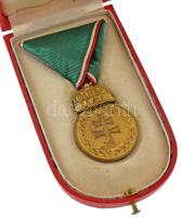 1922. "Magyar Koronás Bronzérem vörös-fehér szegélyezésű szalagon (katonai tagozat)" aranyozott, jelzetlen bronz kitüntetés. Eredeti, rendkívül jó állapotú adományozói dísztokban, a dísztokon eltérő Szent Korona ábrázolás, amely az Osztrák császári korona vonásait vegyíti az ábrázolásban, hasonlatosan az Osztrák Németalföldi tallérokon láthatóval (fölfelé hosszúkás, eltérő koronatest ábrázolás) T:AU,XF kopott aranyozás, a tokon fo. Hungary 1922. "Hungarian Bronze Medal with the Holy Crown with red and white bordered ribbon (Military Grade)" gilt bronze decoration without hallmark. In original, exceptionally good condition award case. The depiction of Saint Stephen's Crown differ from the usual: it blends in elements from the Austrian Emperor's Crown, akin to the depictions seen on the Austrian Netherlands thaler issues (upwards elongadted and different rim design) C:AU,XF worn gilding and spotted case NMK 413.