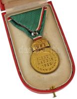 1922. "Magyar Koronás Bronzérem vörös-fehér szegélyezésű szalagon (katonai tagozat)" arany...