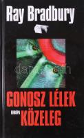 Ray Bradbury: Gonosz lélek közeleg. Európa Könyvkiadó, 2002. Kiadói kartonált papírkötés