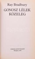 Ray Bradbury: Gonosz lélek közeleg. Európa Könyvkiadó, 2002. Kiadói kartonált papírkötés