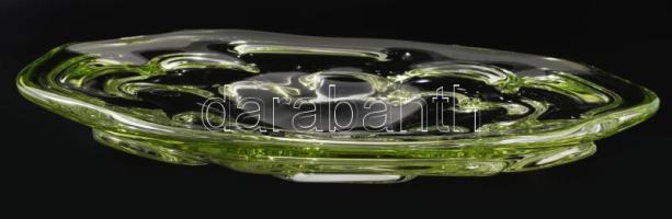 Cseh zöldszínű asztaldísz kínáló. Anyagában színezett hutaüveg, jelzés nélkül, hibátlan, d: 30 cm