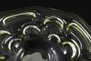 Cseh zöldszínű asztaldísz kínáló. Anyagában színezett hutaüveg, jelzés nélkül, hibátlan, d: 30 cm