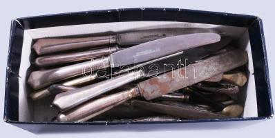 Doboznyi zömmel alpakka evőeszköz és hiányos evőeszköz, közte pár darab ezüst (Ag) nyelű késsel. Átnézésre érdemes.