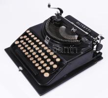 cca 1932-1940 Olivetti "Ico" olasz írógép. Designer: Riccardo Levi. Korának megfelelő álla...