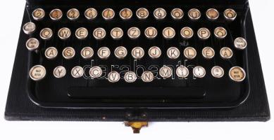 cca 1927-1935 Royal Model P írógép, magyar billentyűzettel, 31x29 cm