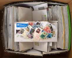 Néhány ezer külföldi bélyeg hosszú borítékokban országonként előválogatva, dobozban