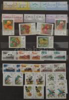 16 db A4-es és 5 db közepes berakó tele főleg modern magyar anyaggal, nagyobb része postatiszta, közte gyűjtemények, gyűjtemény részek, rendezők stb. Érdemes anyag, magas katalógusérték, nagy dobozban