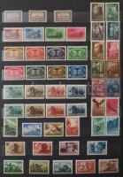 16 db A4-es és 5 db közepes berakó tele főleg modern magyar anyaggal, nagyobb része postatiszta, köz...